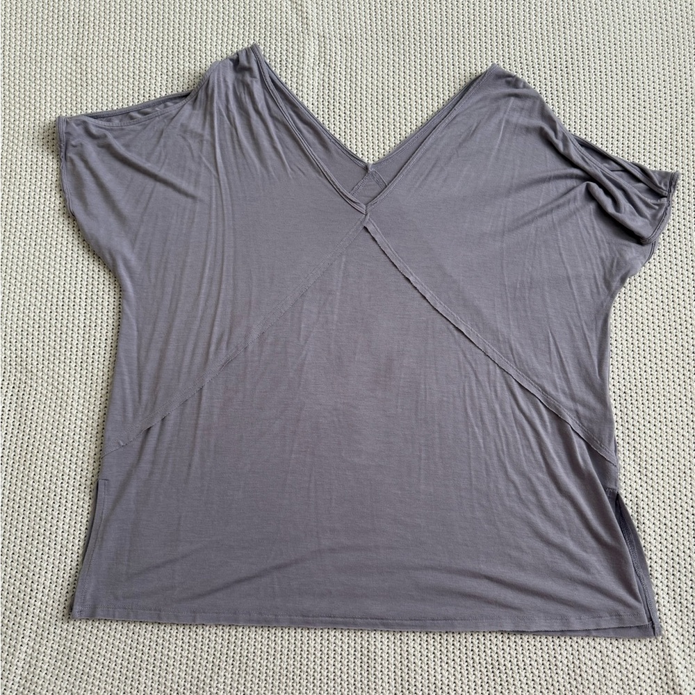 American Eagle Outfitters Light Purple V-Neck Tee